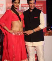 sonam-kapoor-launch-colgate-white-tooth-paste-40