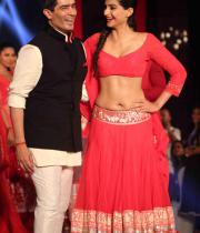 sonam-kapoor-launch-colgate-white-tooth-paste-52