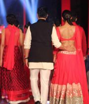 sonam-kapoor-launch-colgate-white-tooth-paste-54