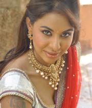 srilekha-hot-stills-in-redsaree-12