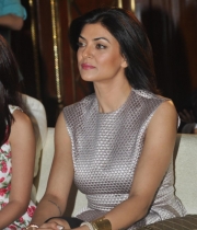 sushmita-sen-at-mother-teresa-memorial-awards-11