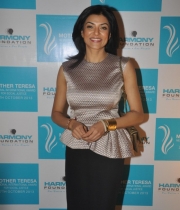 sushmita-sen-at-mother-teresa-memorial-awards-17
