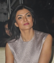 sushmita-sen-at-mother-teresa-memorial-awards-24