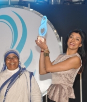 sushmita-sen-at-mother-teresa-memorial-awards-4
