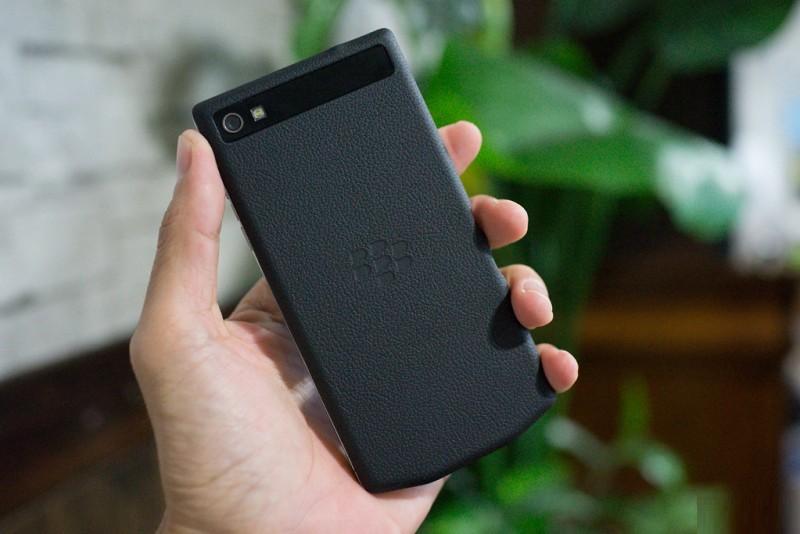 Photos of BlackBery Z10 Porsche Design P’9982 leak