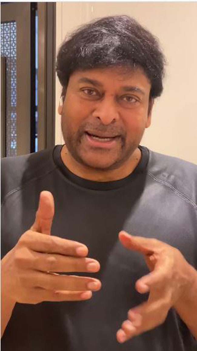 తల్లికి స్పెషల్ చేపల వేపుడు రుచి చూపించిన మెగాస్టార్..!!