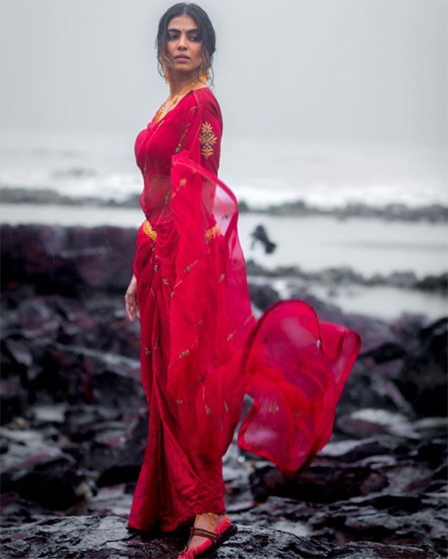 మాళవిక.. ఎరుపెక్కిన ఓనమ్ పండగ