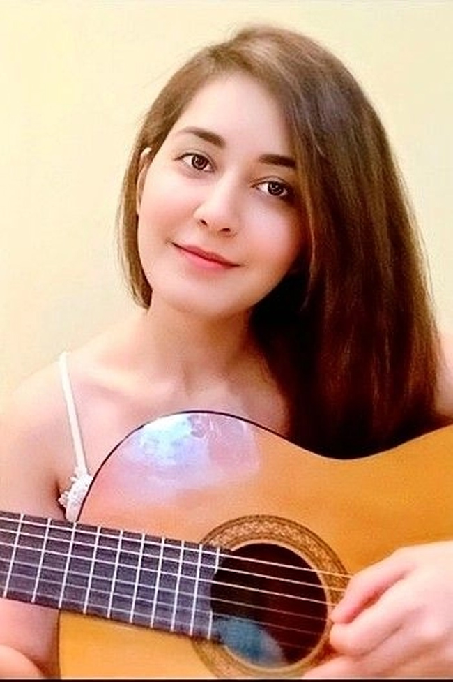 Actress Shows Her Guitar Playing Skills
