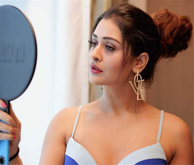 ప్రభాస్ మహేష్ పవన్ లతో నటించాలని ఉంది: యంగ్ హీరోయిన్