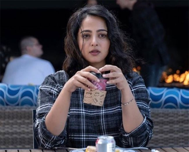 యూనివర్శల్ లెవల్లో మూగ భాష నేర్చుకున్న అనుష్క