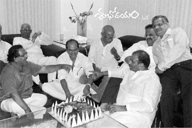 బాపు వర్ధంతి : వైరల్ అవుతున్న లెజెండ్స్ పాత ఫొటో