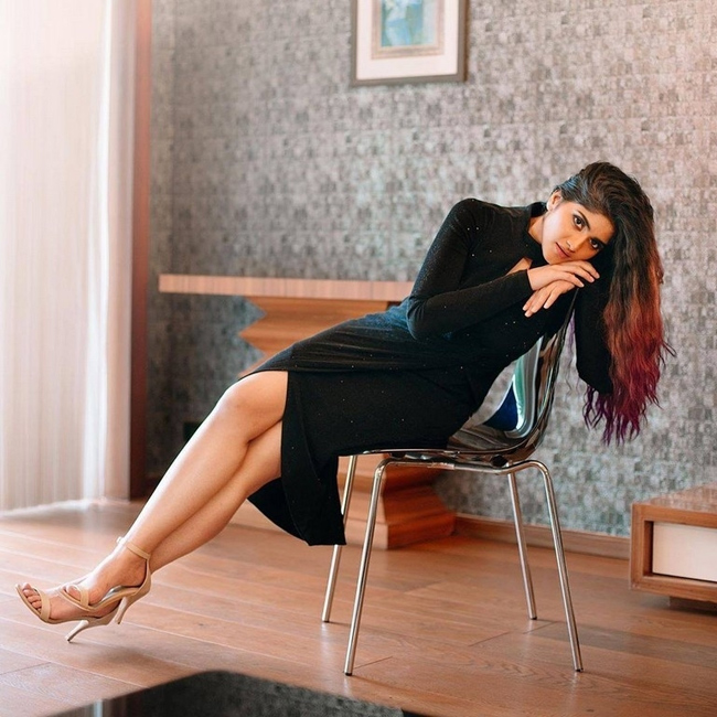 నల్ల మబ్బులో మెరిసెను మేఘా అందం