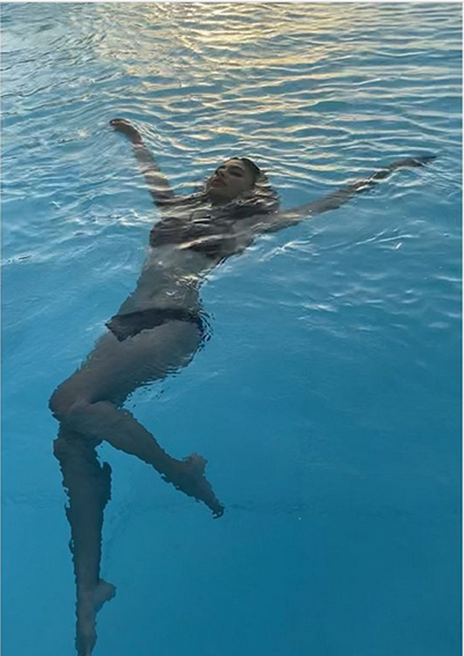 పూల్ సైడ్ బ్లాక్ బికినీ ట్రీట్