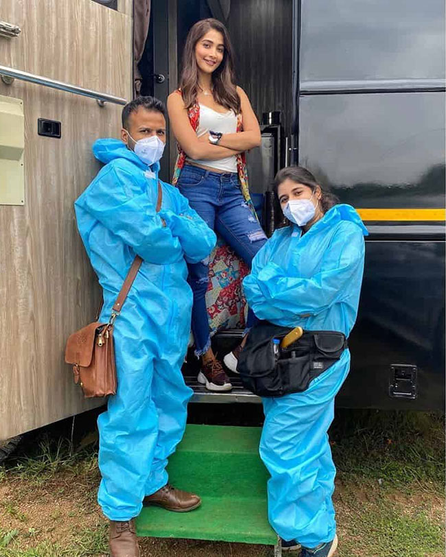 PPE కిట్లతో షూటింగ్ స్పాట్ లో ఏమిటీ ఫోజులు?