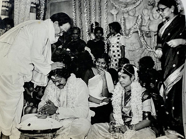 మెగాస్టార్ ను ఆశీర్వదిస్తున్న అల్లువారు