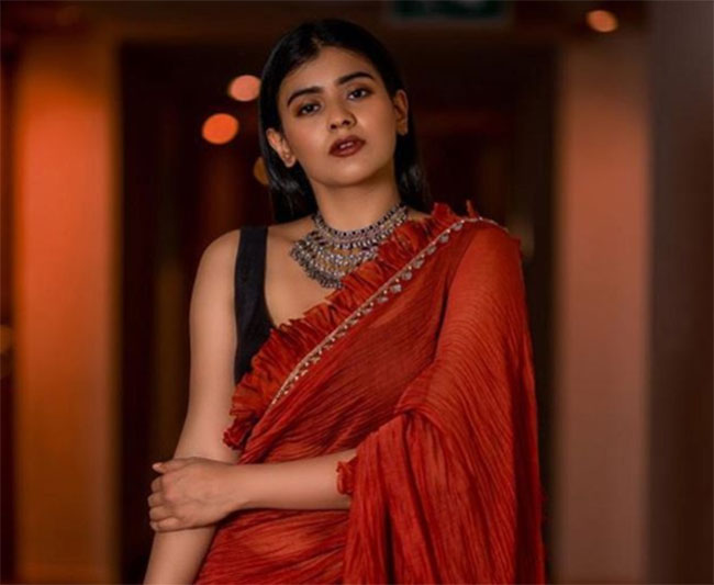 కుమారి కెరీర్ ని చేతులారా నాశనం చేసుకుంటోందా…?