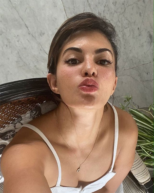 Jacqueline Fernandes Makeup-less Selfie goes viral