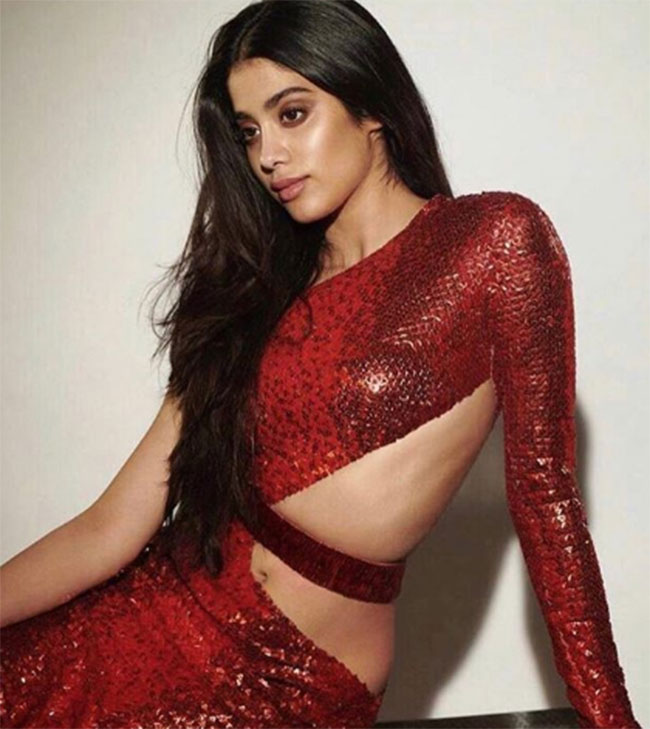 నాగినిలా షాకిస్తున్న జాన్వీ