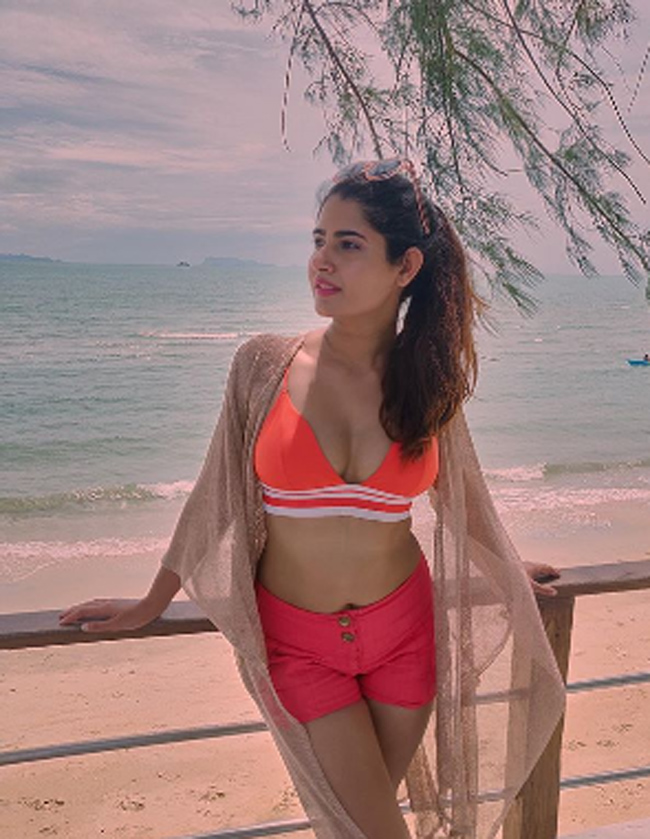 అషిమా నర్వల్ బికినీ బీచ్ నాటకం!