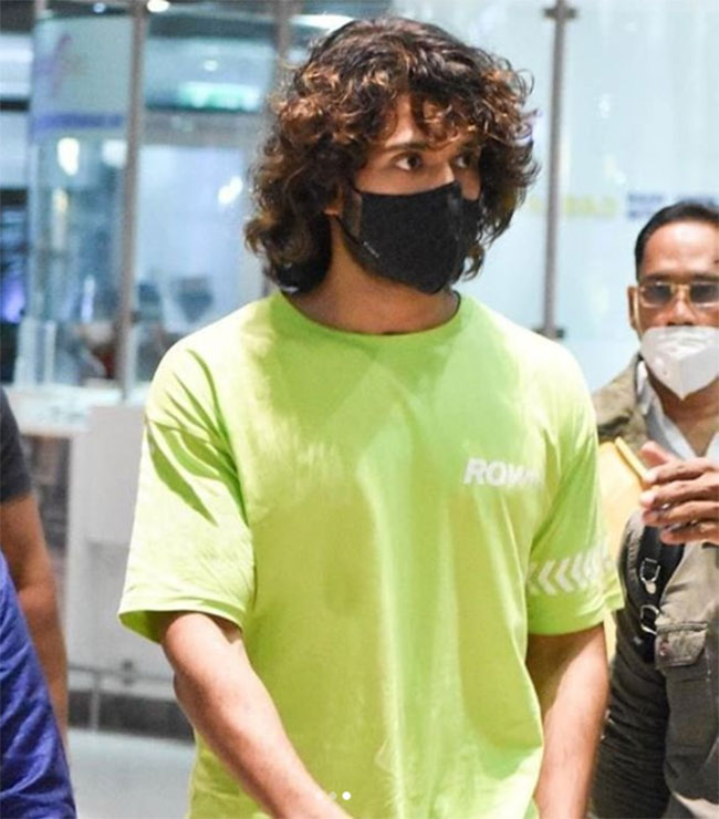 కర్లీ హెయిర్ తో గ్రీకువీరుడిలా దిగిన రౌడీ