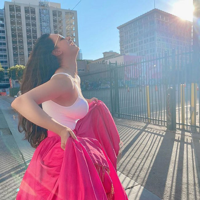 మల్లెపువ్వు అందం విరగబడి నవ్వినట్టు..!