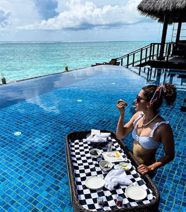 పూల్ లో తేలుతూ తాప్సీ ఫ్లోటింగ్ బ్రేక్ ఫాస్ట్ ఇంట్రెస్టింగ్