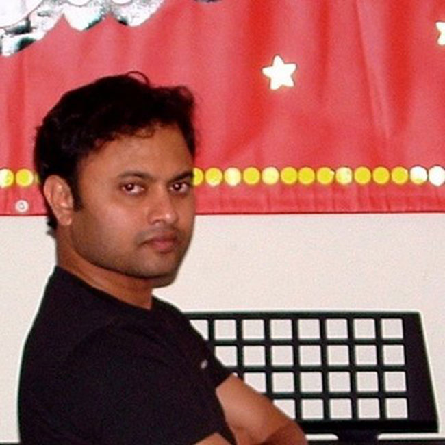 మ్యూజిక్ డైరెక్టర్ ని చితకబాది చెయ్యి విరగ్గొట్టి..!