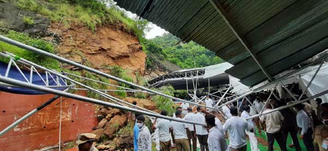 మరికాసేపట్లో ఇంద్రకీలాద్రి పైకి సీఎం జగన్ .. విరిగి పడ్డ కొండ చరియలు !