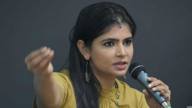 కెమెరా ముందు వలువలు వలిచేయమన్నాడు!