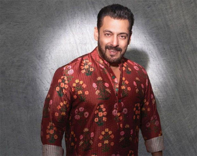 సూపర్ స్టార్ కి కరోనా ఎఫెక్ట్.. కుటుంబంతో సహా క్వారంటైన్లోకి