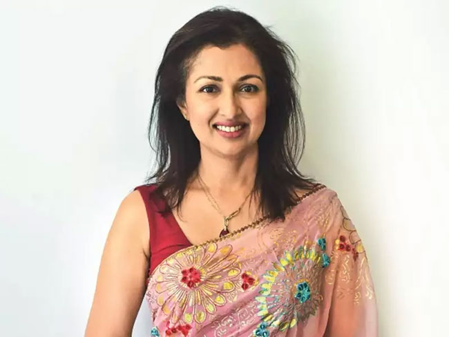 సీనియర్ హీరోయిన్ ఇంటి గోడ దూకిన అగంతకుడు