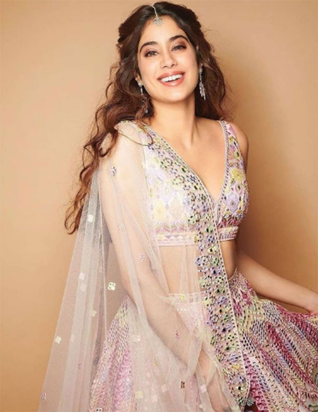 అతిలోక సుందరిని తలపిస్తోంది