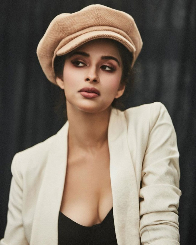 చెమటలు పట్టిస్తూ నైరా బెనర్జీ..