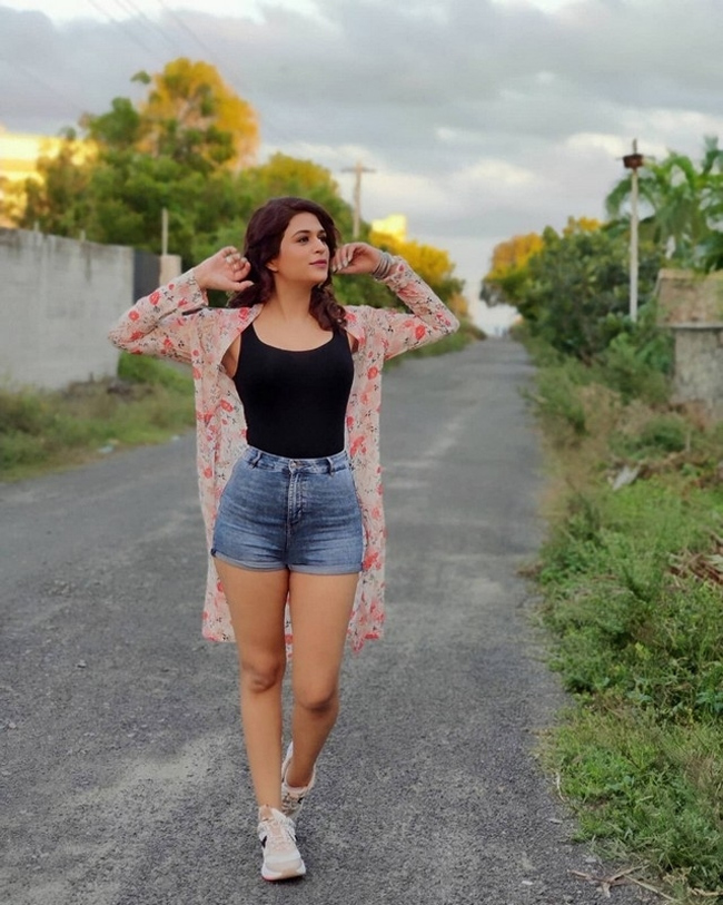 శ్రద్ద ట్రై చేసినా ఏదీ వర్కవుటవ్వదేం?