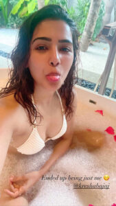 Sam’s Emoji Face From Her Bathtub Selfie!