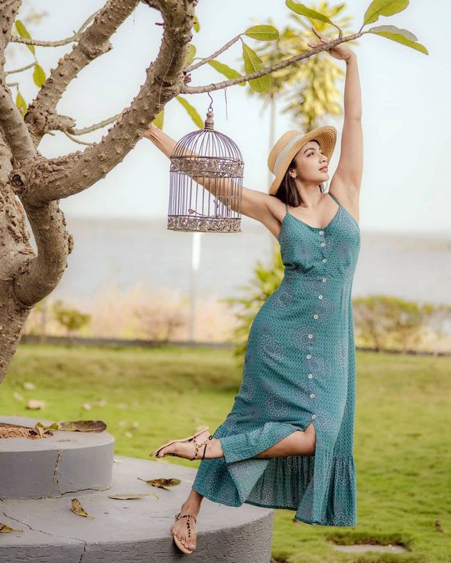 హాట్ శిల్పం ఫోజులో ముద్దుగుమ్మ