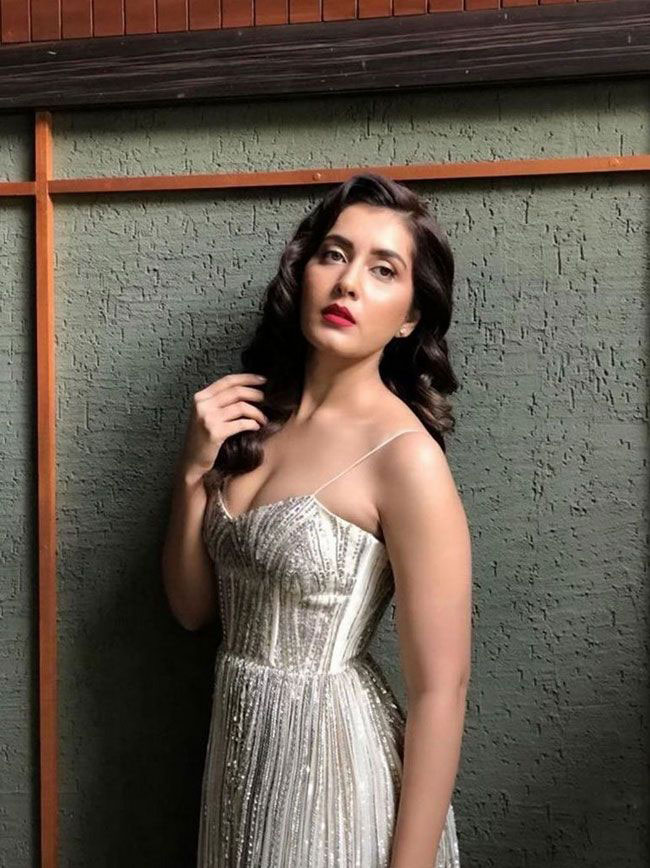 All Set For Raashi Khanna’s Bollywood Comeback
