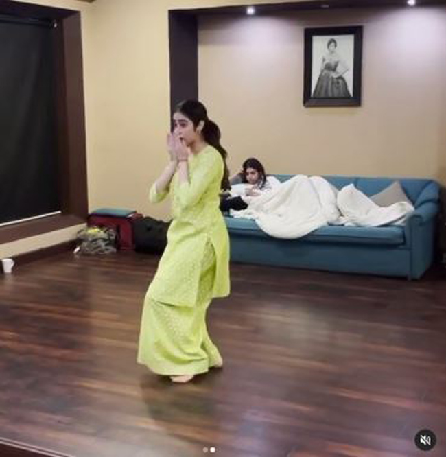 జాన్వీ Vs ఖుషీ.. అక్క మయూర నాట్యం చెల్లి పట్టించుకోదేం?