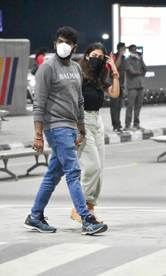 విమానాశ్రయం నుంచి హడావుడిగా వెళుతూ చిక్కిన జంట