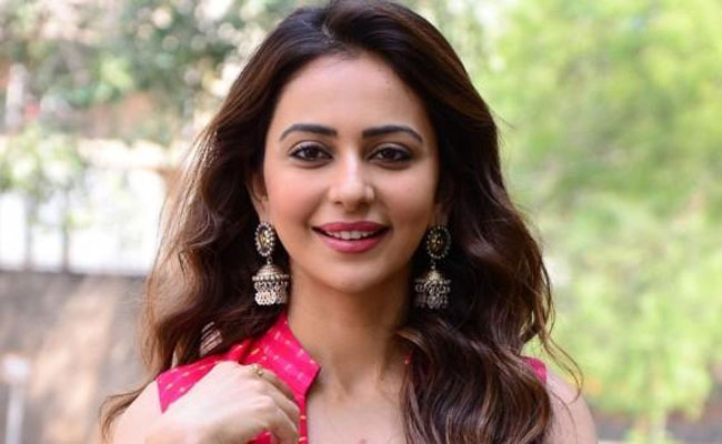 యువహీరోతో డేటింగ్ ని ఖండించిన రకుల్