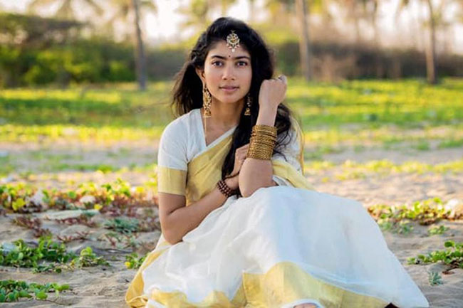 Sai Pallavi To Compete With Pooja Hegde & Rashmika Mandanna!