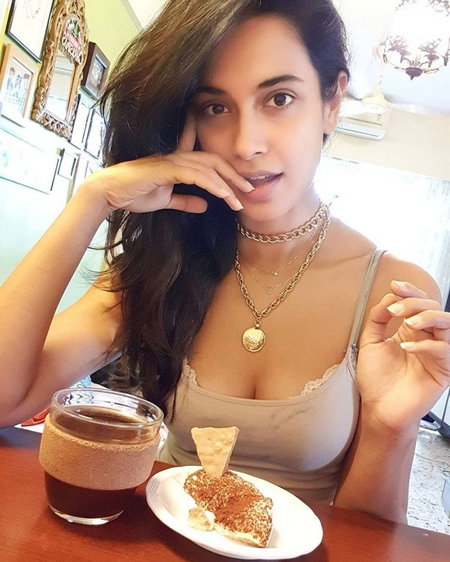 సారా సడెన్ గా రూట్ మార్చిందిలా