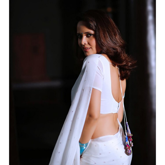 Star Anchor Shines In A Stunning White Saree!