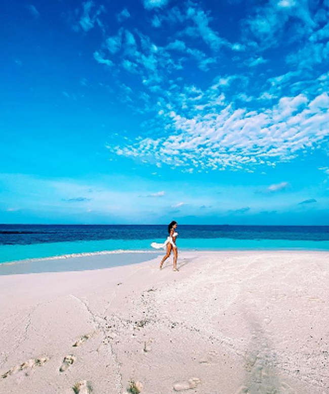 బికినీ బీచ్ లో తారా ..