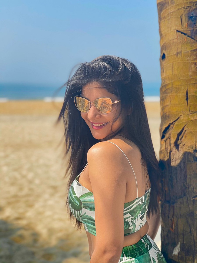 గోవా బీచ్ లో చక్కర్లు కొడుతున్న బబ్లీ భామ!!