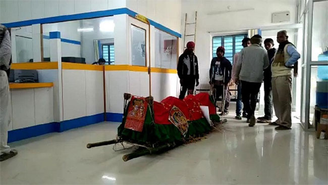 అకౌంట్ లో డబ్బు కోసం బ్యాంకుకు ‘మృతుడు’ .. వణికిపోయిన సిబ్బంది ! అకౌంట్ లో డబ్బు కోసం బ్యాంకుకు ‘మృతుడు’ .. వణికిపోయిన సిబ్బంది !