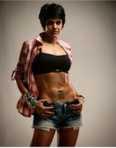Sizzling ‘Saaho’Beauty Flaunts Her Washboard Abs!
