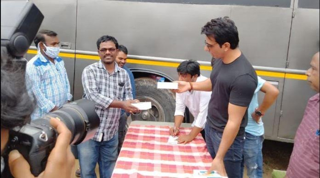 Sonu Sood Gifts 100 Smartphones To Megastar’s ‘Acharya’ Crew Sonu Sood Gifts 100 Smartphones To Megastar’s ‘Acharya’ Crew