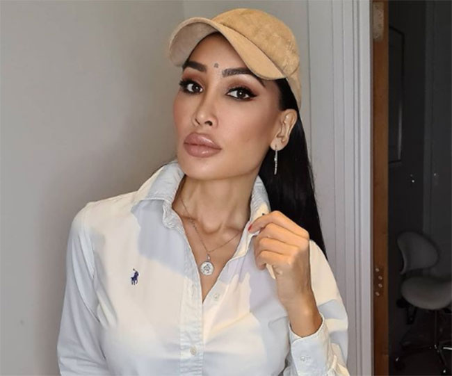 బట్టలు మొత్తం విప్పేసి.. ‘బిగ్ బాస్’ బ్యూటీ న్యూఇయర్ విషెస్!!