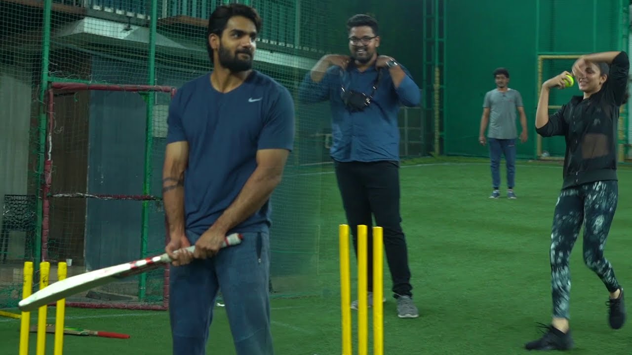 కార్తికేయ.. నీ బ్యాటింగ్ పవర్ చూపించుః లావణ్య త్రిపాఠి కార్తికేయ.. నీ బ్యాటింగ్ పవర్ చూపించుః లావణ్య త్రిపాఠి